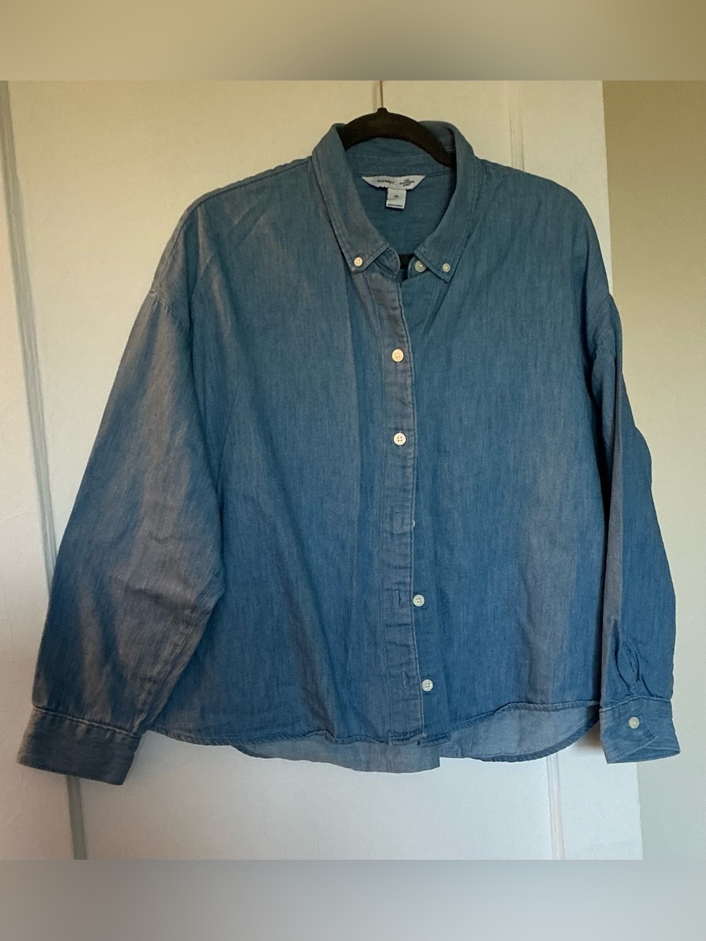 Old Navy blue denim button down shirt. Size XL. NWOT.